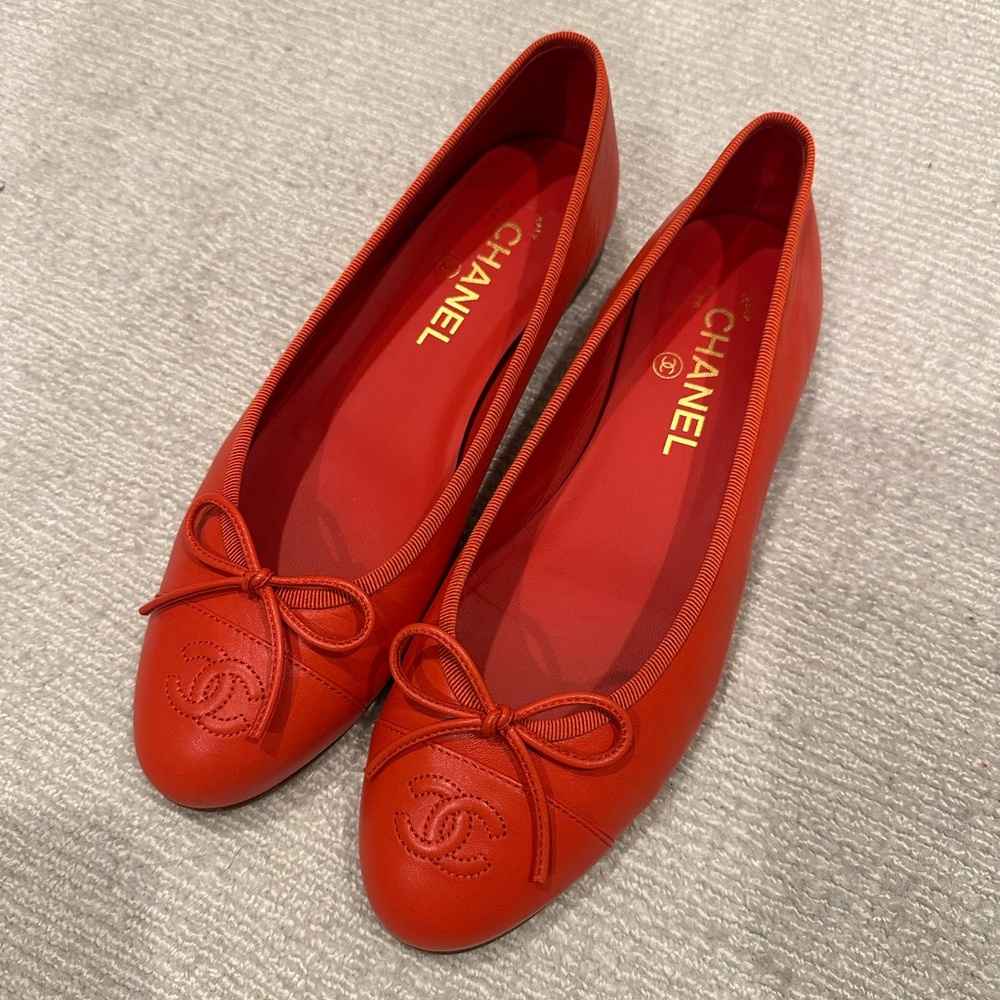 CHANEL Vibrant Red Leather Ballet Flats